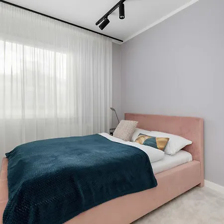 アパート White And Blue In With View And Desk By Renters *