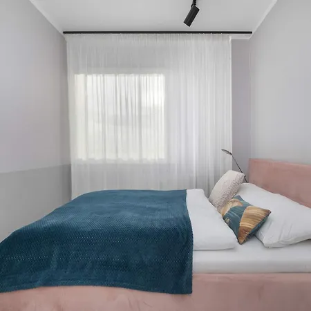 White And Blue In With View And Desk By Renters Lägenhet