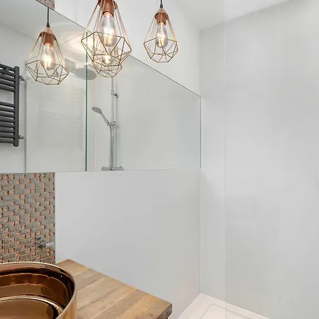 White And Blue In With View And Desk By Renters Lägenhet