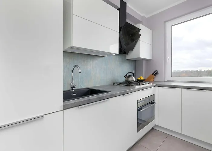 Lägenhet White And Blue In With View And Desk By Renters *