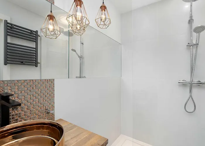 Modern City View Apartment In Szczecin With Balcony & Workspace By Noclegi Renters Apartament