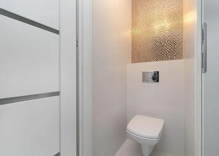 Modern City View Apartment In Szczecin With Balcony & Workspace By Noclegi Renters Apartament